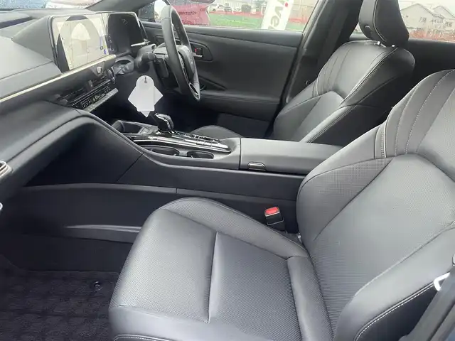 トヨタ クラウン エステート Z 群馬県 2025(令7)年 0.4万km マッシブグレー ワンオーナー/４WD/純正ナビ、地デジ、Bluetooth、ミラーキャスト/アラウンドビューモニター/プリクラッシュセーフティ/ブラインドスポットモニター/レーダークルーズコントロール/革巻きステア/パドルシフト/ビルトインETC2.0/LEDヘッドライト/デジタルインナーミラー（ドラレコ前後録画）/クリアランスソナー（前後）/前席パワーシート、シートヒーター、エアシート/ステアリングヒーター/ウインカーミラー/オートマチックハイビーム/ヘッドアップディスプレイ/置くだけ充電/パワーバックドア/スマートキー×２/保証書