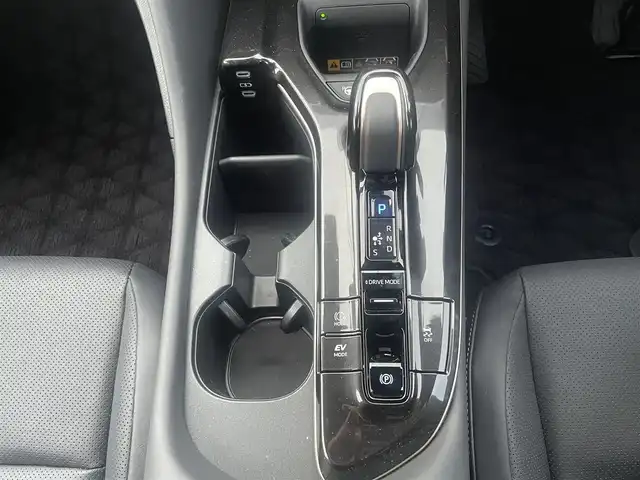 トヨタ クラウン エステート Z 群馬県 2025(令7)年 0.4万km マッシブグレー ワンオーナー/４WD/純正ナビ、地デジ、Bluetooth、ミラーキャスト/アラウンドビューモニター/プリクラッシュセーフティ/ブラインドスポットモニター/レーダークルーズコントロール/革巻きステア/パドルシフト/ビルトインETC2.0/LEDヘッドライト/デジタルインナーミラー（ドラレコ前後録画）/クリアランスソナー（前後）/前席パワーシート、シートヒーター、エアシート/ステアリングヒーター/ウインカーミラー/オートマチックハイビーム/ヘッドアップディスプレイ/置くだけ充電/パワーバックドア/スマートキー×２/保証書