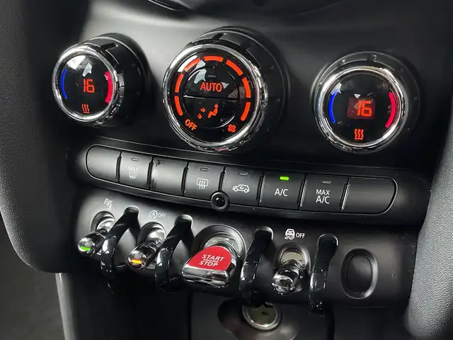 ＭＩＮＩ ミニ クーパー 三重県 2020(令2)年 2万km ホワイト・シルバー ペッパーパッケージ/・ライトパッケージ/・MINIエキサイトメントパッケージ/・ストレージコンパートメントパッケージ/・レインセンサー（自動ドライビングライト付き）/ユニオンジャックテールランプ/インテリジェントセーフティ/純正HDDナビ/BT/USB/社外TVチューナー/バックカメラ/コンフォートアクセス/パークディスタンスコントロール/LED AUTOヘッドライト/純正16インチAW/ETC/AKEEYO 全方位ドライブレコーダー ”AKY-V360S”/保証書/取扱説明書/スペアキー