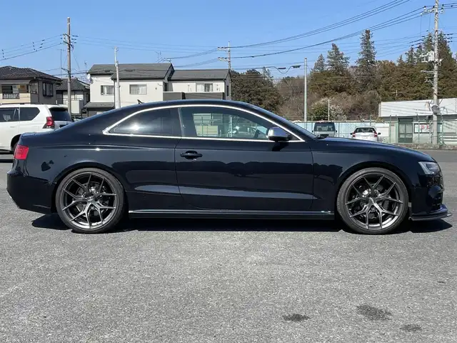 アウディ ＲＳ５ 千葉県 2013(平25)年 6.8万km サテンブラックM 左ハンドル/ＫＷＨＡＳ車高調/ＶＯＳＳＥＮ　ＨＦ５２０インチ鍛造ＡＷ/Ｋ＆Ｎラムエアシステム/カーボンフロントスポイラー/カーボンリアディフューザー/ガラスサンルーフ/バング＆オルフセンオーディオ