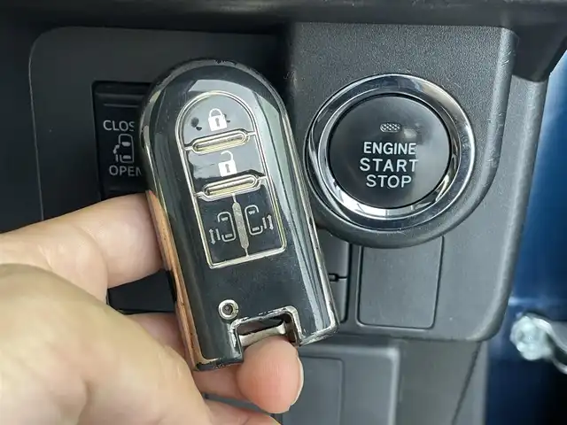 トヨタ ルーミー カスタムG－T 群馬県 2017(平29)年 5.2万km ブラックマイカメタリック/レーザーブルークリスタルシャイン 2トーン ナビレディパッケージ/・バックカメラ/・ステアリングスイッチ/コンフォートパッケージ/・運転席/助手席シートヒーター/・シートバックテーブル/スペアタイヤ/=====/純正9インチSDナビ/・フルセグTV/AM/FM/CD/DVD/BT/ETC/両側パワースライドドア/スマートアシスト/・衝突回避支援ブレーキ/・衝突警報/・車線逸脱警報機/・誤発進抑制制御/・先行車発進お知らせ/LEDヘッドライト/プッシュスタート/スマートキー
