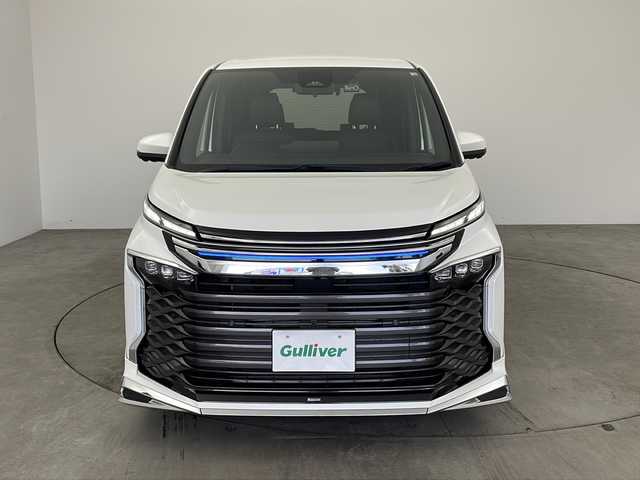 トヨタ ヴォクシー ハイブリッド S－Z 兵庫県 2022(令4)年 2.4万km ホワイトパールクリスタルシャイン ・純正ナビ/Bluetooth/CD/DVD/TV/・ビルドインETC2.0/・前後ドライブレコーダー/・全方位カメラ/・ドライビングサポートパッケージ/・トヨタセーフティセンス/・プリクラッシュセーフティ/・レーンディパーチャーアラート/・ブラインドスポットモニター/・クリアランスソナー/・トヨタチームメイト/・デジタルインナーミラー/・ディスプレイオーディオプラス/・14型有機ELフリップダウンモニター（V14T-R72R）/・モデリスタエアロ/・モデリスタ18インチアルミホイール/・革巻きステアリング/・ステアリングスイッチ/・レーダークルーズコントロール/・電動パーキングブレーキ/・AC100V電源/・後席サンシェード/・プロジェクター式LEDライト/・オートマチックハイビーム/・ビルトインETC2.0/・ハーフレザーシート/・前席シートヒーター/・W＋サイドエアバッグ/・カーテンエアバッグ/・スマートキー