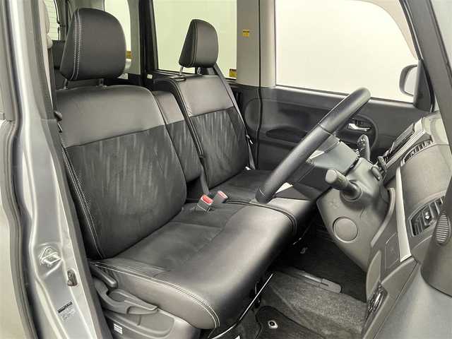 ダイハツ タント カスタム RS トップED SA Ⅲ 岡山県 2018(平30)年 5.3万km ブライトシルバーメタリック 純正ナビ/【ナビ/フルセグ/Bluetooth/DVD/CD】	/バックカメラ	/オートハイビーム	/LEDヘッドライト（AUTO機能付き）	/ETC	/運転席シートヒーター		/衝突軽減ブレーキシステム	/車線逸脱防止システム	/横滑り防止装置	/社外ドライブレコーダー（前後）	/純正15インチアルミ/純正フロアマット	/ステアリングスイッチ	/チルトステアリング/ウィンカーミラー/ドアバイザー/プッシュスタート	/スマートキー×2	/ナビ取扱説明書