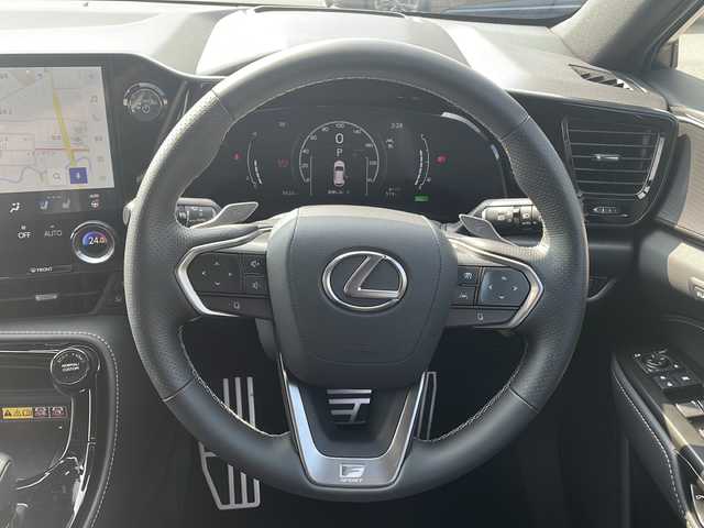 レクサス ＮＸ 350h Fスポーツ 山口県 2024(令6)年 0.6万km ホワイトノーヴァガラスフレーク 禁煙車/ワンオーナー/メーカーオプションナビ/(AM/FM/USB/Bluetooth/フルセグTV)/全周囲カメラ/ビルトインETC2.0/パノラマルーフ/衝突軽減ブレーキ/レーンキープアシスト/レーダークルーズコントロール/クリアランスソナー/ブラインドスポットモニター/ヘッドアップディスプレイ/パワーバックドア/デジタルインナーミラー/置くだけ充電/レザーシート/パワーシート/エアシート/シートヒーター/ハンドルヒーター/パドルシフト/ステアリングスイッチ/オートライト/オートハイビーム/LEDヘッドランプ/フォグランプ/プッシュスタート/スマートキー×２/カードキー×１/純正アルミホイール/純正フロアマット/取扱説明書/保証書