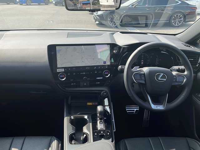 レクサス ＮＸ 350h Fスポーツ 山口県 2024(令6)年 0.6万km ホワイトノーヴァガラスフレーク 禁煙車/ワンオーナー/メーカーオプションナビ/(AM/FM/USB/Bluetooth/フルセグTV)/全周囲カメラ/ビルトインETC2.0/パノラマルーフ/衝突軽減ブレーキ/レーンキープアシスト/レーダークルーズコントロール/クリアランスソナー/ブラインドスポットモニター/ヘッドアップディスプレイ/パワーバックドア/デジタルインナーミラー/置くだけ充電/レザーシート/パワーシート/エアシート/シートヒーター/ハンドルヒーター/パドルシフト/ステアリングスイッチ/オートライト/オートハイビーム/LEDヘッドランプ/フォグランプ/プッシュスタート/スマートキー×２/カードキー×１/純正アルミホイール/純正フロアマット/取扱説明書/保証書