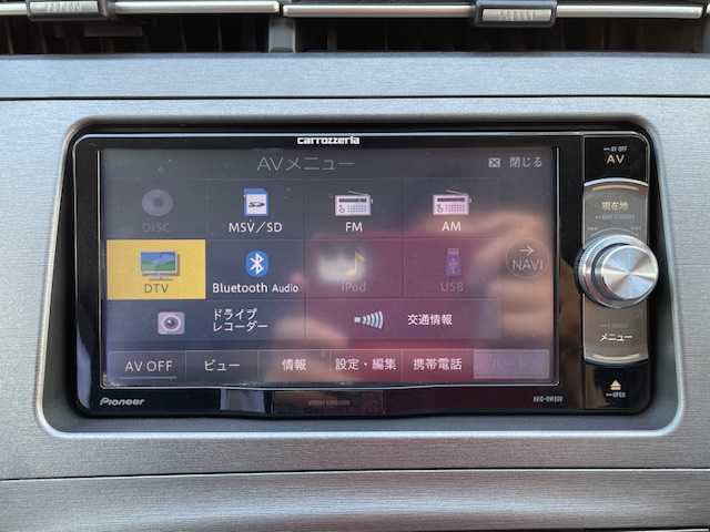 トヨタ プリウス L 富山県 2015(平27)年 11.1万km スーパーホワイトⅡ (株)IDOMが運営する【じしゃロン富山店】の自社ローン専用車両になります。こちらは現金またはオートローンご利用時の価格です。自社ローンご希望の方は別途その旨お申し付け下さい/carrozzeriaナビ/FM/AM/フルセグ/CD/DVD/SD/Bluetooth/バックカメラ/ビルトインETC/ドライブモードセレクト/ステアリングリモコン/オートライト/ドアバイザー/プッシュスタート/スマートキー