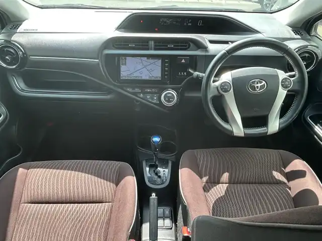 トヨタ アクア G 静岡県 2015(平27)年 12.1万km ライムホワイトパールクリスタルシャイン 純正ＳＤナビ/バックカメラ/ＥＴＣ/エンジンスタートボタン/フルセグテレビ/Ｂｌｕｅｔｏｏｔｈ接続可能/純正アルミホイール/オートライト/ＡＢＳ/保証書/記録簿/パワーステアリング/パワーウィンドウ/スマートキー