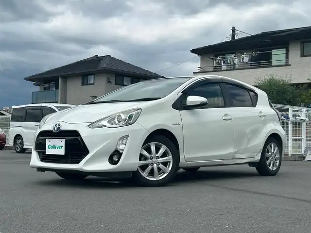 トヨタ アクア G 静岡県 2015(平27)年 12.1万km ライムホワイトパールクリスタルシャイン 純正ＳＤナビ/バックカメラ/ＥＴＣ/エンジンスタートボタン/フルセグテレビ/Ｂｌｕｅｔｏｏｔｈ接続可能/純正アルミホイール/オートライト/ＡＢＳ/保証書/記録簿/パワーステアリング/パワーウィンドウ/スマートキー