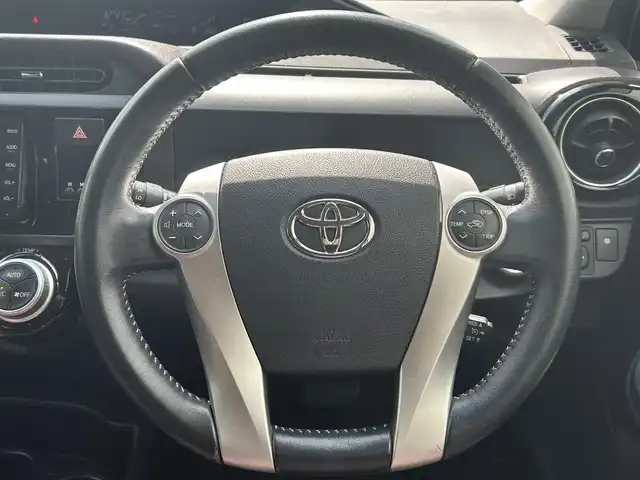 トヨタ アクア G 静岡県 2015(平27)年 12.1万km ライムホワイトパールクリスタルシャイン 純正ＳＤナビ/バックカメラ/ＥＴＣ/エンジンスタートボタン/フルセグテレビ/Ｂｌｕｅｔｏｏｔｈ接続可能/純正アルミホイール/オートライト/ＡＢＳ/保証書/記録簿/パワーステアリング/パワーウィンドウ/スマートキー