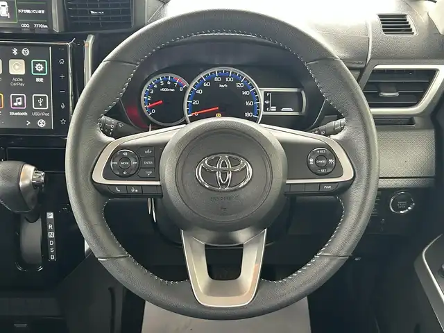 トヨタ ルーミー カスタムG 東京都 2024(令6)年 0.8万km ブラックマイカメタリック ワンオーナー/純正9インチフルセグTVディスプレイオーディオ/(Bluetooth/USB/iPod)/純正14インチアルミホイール/両側パワースライドドア/追従型クルーズコントロール/アイドリングストップ/横滑り防止装置/オートライト/スマートキー/スペアキー1本/取説書/保証書