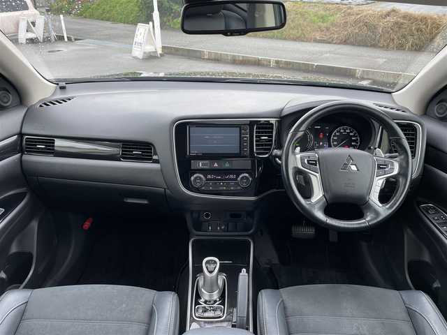 三菱 アウトランダー ＰＨＥＶ G セーフティパッケージ 富山県 2016(平28)年 6.7万km ルビーブラックP サンルーフ／/４ＷＤ／/マルチアラウンドモニター／/７インチナビ／/フルセグＴＶ／/Ｂｌｕｅｔｏｏｔｈ／/ＤＶＤ再生／/ハーフレザーシート／/運転席助手席シートヒーター／/ＥＴＣ／/コーナーセンサー／/レーダーククルーズコントロール//LEDオートライト/