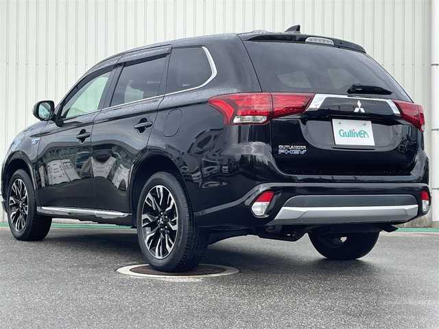 三菱 アウトランダー ＰＨＥＶ G セーフティパッケージ 富山県 2016(平28)年 6.7万km ルビーブラックP サンルーフ／/４ＷＤ／/マルチアラウンドモニター／/７インチナビ／/フルセグＴＶ／/Ｂｌｕｅｔｏｏｔｈ／/ＤＶＤ再生／/ハーフレザーシート／/運転席助手席シートヒーター／/ＥＴＣ／/コーナーセンサー／/レーダーククルーズコントロール//LEDオートライト/
