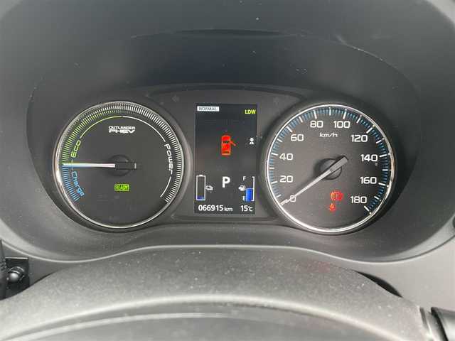 三菱 アウトランダー ＰＨＥＶ G セーフティパッケージ 富山県 2016(平28)年 6.7万km ルビーブラックP サンルーフ／/４ＷＤ／/マルチアラウンドモニター／/７インチナビ／/フルセグＴＶ／/Ｂｌｕｅｔｏｏｔｈ／/ＤＶＤ再生／/ハーフレザーシート／/運転席助手席シートヒーター／/ＥＴＣ／/コーナーセンサー／/レーダーククルーズコントロール//LEDオートライト/