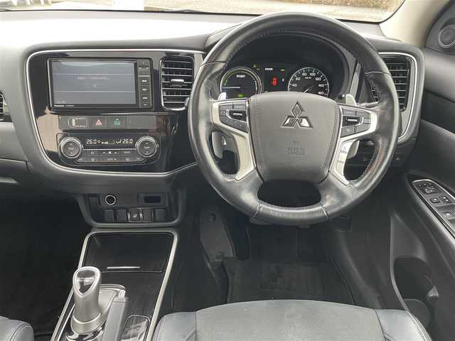 三菱 アウトランダー ＰＨＥＶ G セーフティパッケージ 富山県 2016(平28)年 6.7万km ルビーブラックP サンルーフ／/４ＷＤ／/マルチアラウンドモニター／/７インチナビ／/フルセグＴＶ／/Ｂｌｕｅｔｏｏｔｈ／/ＤＶＤ再生／/ハーフレザーシート／/運転席助手席シートヒーター／/ＥＴＣ／/コーナーセンサー／/レーダーククルーズコントロール//LEDオートライト/