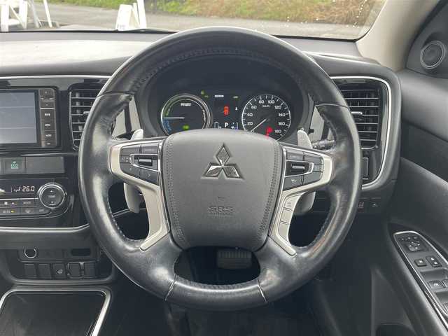 三菱 アウトランダー ＰＨＥＶ G セーフティパッケージ 富山県 2016(平28)年 6.7万km ルビーブラックP サンルーフ／/４ＷＤ／/マルチアラウンドモニター／/７インチナビ／/フルセグＴＶ／/Ｂｌｕｅｔｏｏｔｈ／/ＤＶＤ再生／/ハーフレザーシート／/運転席助手席シートヒーター／/ＥＴＣ／/コーナーセンサー／/レーダーククルーズコントロール//LEDオートライト/