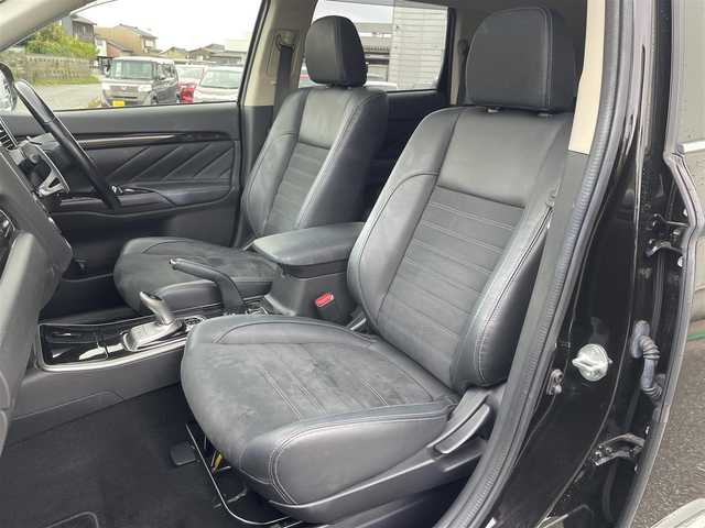 三菱 アウトランダー ＰＨＥＶ G セーフティパッケージ 富山県 2016(平28)年 6.7万km ルビーブラックP サンルーフ／/４ＷＤ／/マルチアラウンドモニター／/７インチナビ／/フルセグＴＶ／/Ｂｌｕｅｔｏｏｔｈ／/ＤＶＤ再生／/ハーフレザーシート／/運転席助手席シートヒーター／/ＥＴＣ／/コーナーセンサー／/レーダーククルーズコントロール//LEDオートライト/