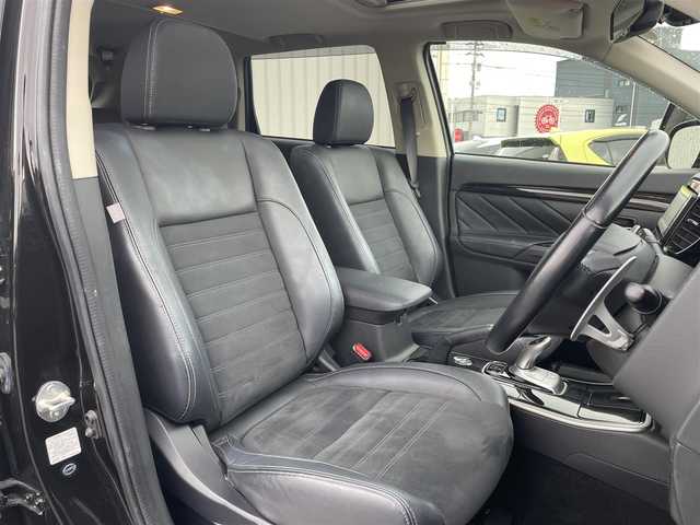 三菱 アウトランダー ＰＨＥＶ G セーフティパッケージ 富山県 2016(平28)年 6.7万km ルビーブラックP サンルーフ／/４ＷＤ／/マルチアラウンドモニター／/７インチナビ／/フルセグＴＶ／/Ｂｌｕｅｔｏｏｔｈ／/ＤＶＤ再生／/ハーフレザーシート／/運転席助手席シートヒーター／/ＥＴＣ／/コーナーセンサー／/レーダーククルーズコントロール//LEDオートライト/