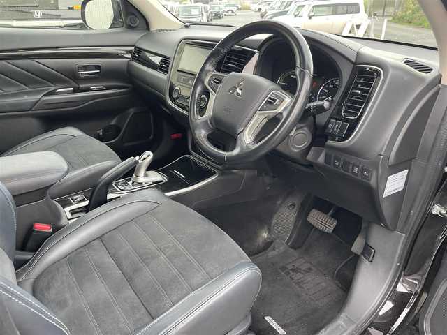 三菱 アウトランダー ＰＨＥＶ G セーフティパッケージ 富山県 2016(平28)年 6.7万km ルビーブラックP サンルーフ／/４ＷＤ／/マルチアラウンドモニター／/７インチナビ／/フルセグＴＶ／/Ｂｌｕｅｔｏｏｔｈ／/ＤＶＤ再生／/ハーフレザーシート／/運転席助手席シートヒーター／/ＥＴＣ／/コーナーセンサー／/レーダーククルーズコントロール//LEDオートライト/