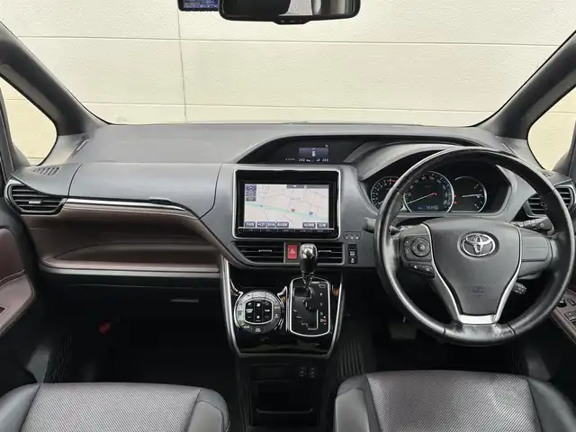 トヨタ エスクァイア Gi 茨城県 2014(平26)年 7.4万km ブラック 純正ナビ/ (AM/FM/CD/Bluetooth/フルセグTV)/バックカメラ/フリップダウンモニター/クルーズコントロール/スペアキー/ビルトインETC/ドライブレコーダー(前後)/両側パワースライドドア/シートヒーター/オートライト/衝突被害軽減ブレーキ/純正アルミホイール/純正フロアマット