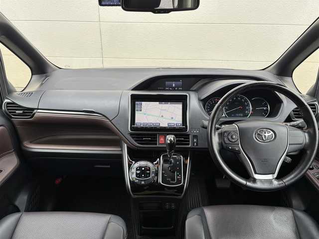 トヨタ エスクァイア Gi 茨城県 2014(平26)年 7.4万km ブラック 純正ナビ/ (AM/FM/CD/Bluetooth/フルセグTV)/バックカメラ/フリップダウンモニター/クルーズコントロール/スペアキー/ビルトインETC/ドライブレコーダー(前後)/両側パワースライドドア/シートヒーター/オートライト/衝突被害軽減ブレーキ/純正アルミホイール/純正フロアマット