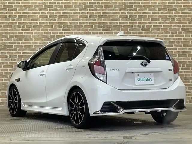 トヨタ アクア G G’s 岩手県 2016(平28)年 3.4万km ライムホワイトパールクリスタルシャイン ワンオーナー/専用エクステリア・インテリア/専用チューニングサスペンション/専用スポーツシート/トヨタセーフティセンスC/プリクラッシュセーフティ(ソフトウェアアップデート済)/レーンディパーチャーアラート/オートマチックハイビーム/先行車発進告知機能/クルーズコントロール/横滑り防止装置/前席シートヒーター/インテリアイルミネーション/純正ナビ/フルセグTV/バックカメラ/ETC2.0/オートエアコン/LEDヘッドランプ/フォグランプ/専用１７インチアルミホイール/専用フロアマット