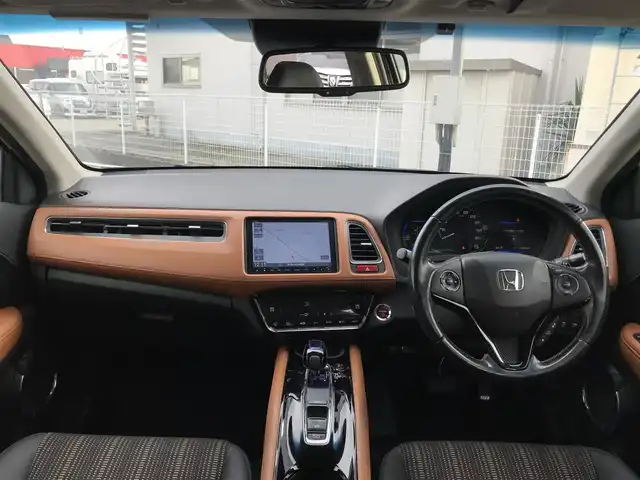 ホンダ ヴェゼル ハイブリッド Z 栃木県 2015(平27)年 14.4万km ホワイトオーキッドパール (株)IDOMが運営する【じしゃロン小山店】の自社ローン対象車両になります。こちらは現金ご利用時の価格です。/自社ローンご希望の方は別途その旨お申付け下さい。//禁煙車/純正フルセグナビ/（CD/DVD/AM/FMラジオ）/(Bluetooth)/スマートキー/プッシュスタート/バックカメラ/ＥＴＣ/クルーズコントロール/シティブレーキアクティブシステム/ルーフレール/シートヒーター/チップアップシート/ステアリングリモコン/電動格納ドアミラー/パワーウインドウ/オートライト/自動防眩ミラー