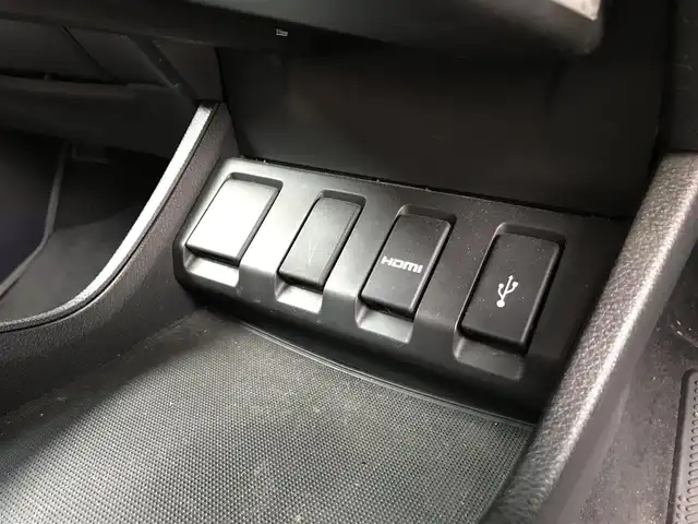 ホンダ ヴェゼル ハイブリッド Z 栃木県 2015(平27)年 14.4万km ホワイトオーキッドパール (株)IDOMが運営する【じしゃロン小山店】の自社ローン対象車両になります。こちらは現金ご利用時の価格です。/自社ローンご希望の方は別途その旨お申付け下さい。//禁煙車/純正フルセグナビ/（CD/DVD/AM/FMラジオ）/(Bluetooth)/スマートキー/プッシュスタート/バックカメラ/ＥＴＣ/クルーズコントロール/シティブレーキアクティブシステム/ルーフレール/シートヒーター/チップアップシート/ステアリングリモコン/電動格納ドアミラー/パワーウインドウ/オートライト/自動防眩ミラー