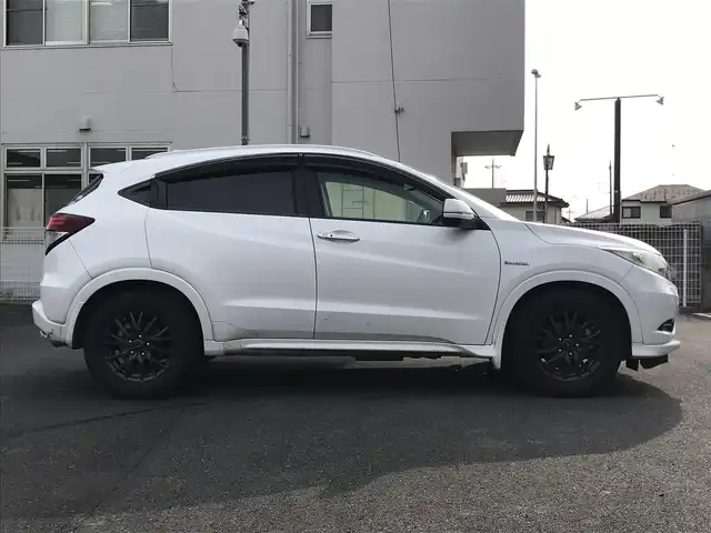 ホンダ ヴェゼル ハイブリッド Z 栃木県 2015(平27)年 14.4万km ホワイトオーキッドパール (株)IDOMが運営する【じしゃロン小山店】の自社ローン対象車両になります。こちらは現金ご利用時の価格です。/自社ローンご希望の方は別途その旨お申付け下さい。//禁煙車/純正フルセグナビ/（CD/DVD/AM/FMラジオ）/(Bluetooth)/スマートキー/プッシュスタート/バックカメラ/ＥＴＣ/クルーズコントロール/シティブレーキアクティブシステム/ルーフレール/シートヒーター/チップアップシート/ステアリングリモコン/電動格納ドアミラー/パワーウインドウ/オートライト/自動防眩ミラー