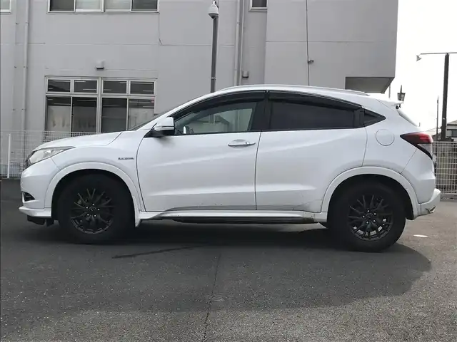 ホンダ ヴェゼル ハイブリッド Z 栃木県 2015(平27)年 14.4万km ホワイトオーキッドパール (株)IDOMが運営する【じしゃロン小山店】の自社ローン対象車両になります。こちらは現金ご利用時の価格です。/自社ローンご希望の方は別途その旨お申付け下さい。//禁煙車/純正フルセグナビ/（CD/DVD/AM/FMラジオ）/(Bluetooth)/スマートキー/プッシュスタート/バックカメラ/ＥＴＣ/クルーズコントロール/シティブレーキアクティブシステム/ルーフレール/シートヒーター/チップアップシート/ステアリングリモコン/電動格納ドアミラー/パワーウインドウ/オートライト/自動防眩ミラー