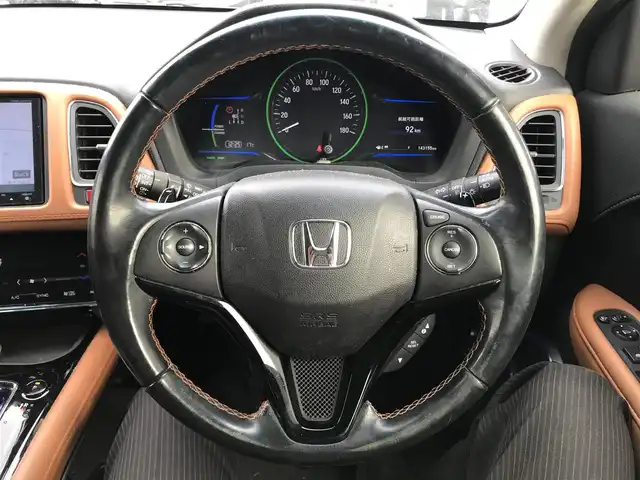 ホンダ ヴェゼル ハイブリッド Z 栃木県 2015(平27)年 14.4万km ホワイトオーキッドパール (株)IDOMが運営する【じしゃロン小山店】の自社ローン対象車両になります。こちらは現金ご利用時の価格です。/自社ローンご希望の方は別途その旨お申付け下さい。//禁煙車/純正フルセグナビ/（CD/DVD/AM/FMラジオ）/(Bluetooth)/スマートキー/プッシュスタート/バックカメラ/ＥＴＣ/クルーズコントロール/シティブレーキアクティブシステム/ルーフレール/シートヒーター/チップアップシート/ステアリングリモコン/電動格納ドアミラー/パワーウインドウ/オートライト/自動防眩ミラー