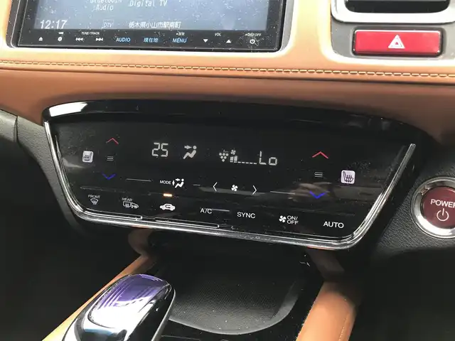 ホンダ ヴェゼル ハイブリッド Z 栃木県 2015(平27)年 14.4万km ホワイトオーキッドパール (株)IDOMが運営する【じしゃロン小山店】の自社ローン対象車両になります。こちらは現金ご利用時の価格です。/自社ローンご希望の方は別途その旨お申付け下さい。//禁煙車/純正フルセグナビ/（CD/DVD/AM/FMラジオ）/(Bluetooth)/スマートキー/プッシュスタート/バックカメラ/ＥＴＣ/クルーズコントロール/シティブレーキアクティブシステム/ルーフレール/シートヒーター/チップアップシート/ステアリングリモコン/電動格納ドアミラー/パワーウインドウ/オートライト/自動防眩ミラー