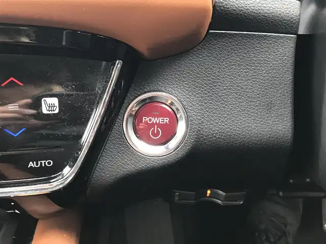 ホンダ ヴェゼル ハイブリッド Z 栃木県 2015(平27)年 14.4万km ホワイトオーキッドパール (株)IDOMが運営する【じしゃロン小山店】の自社ローン対象車両になります。こちらは現金ご利用時の価格です。/自社ローンご希望の方は別途その旨お申付け下さい。//禁煙車/純正フルセグナビ/（CD/DVD/AM/FMラジオ）/(Bluetooth)/スマートキー/プッシュスタート/バックカメラ/ＥＴＣ/クルーズコントロール/シティブレーキアクティブシステム/ルーフレール/シートヒーター/チップアップシート/ステアリングリモコン/電動格納ドアミラー/パワーウインドウ/オートライト/自動防眩ミラー