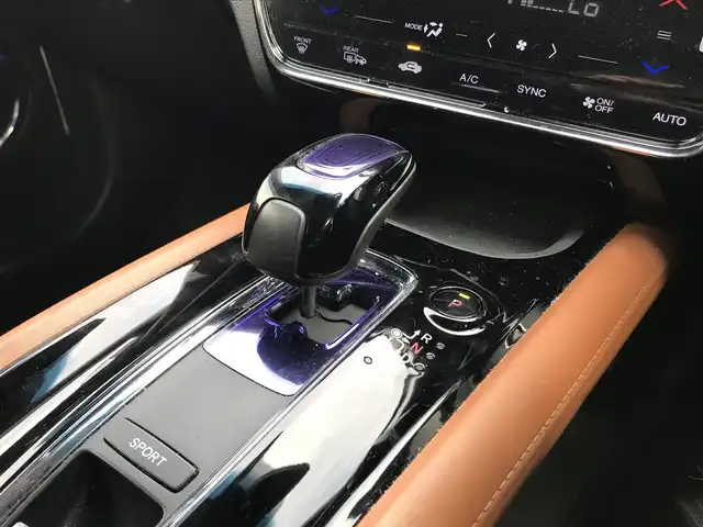 ホンダ ヴェゼル ハイブリッド Z 栃木県 2015(平27)年 14.4万km ホワイトオーキッドパール (株)IDOMが運営する【じしゃロン小山店】の自社ローン対象車両になります。こちらは現金ご利用時の価格です。/自社ローンご希望の方は別途その旨お申付け下さい。//禁煙車/純正フルセグナビ/（CD/DVD/AM/FMラジオ）/(Bluetooth)/スマートキー/プッシュスタート/バックカメラ/ＥＴＣ/クルーズコントロール/シティブレーキアクティブシステム/ルーフレール/シートヒーター/チップアップシート/ステアリングリモコン/電動格納ドアミラー/パワーウインドウ/オートライト/自動防眩ミラー