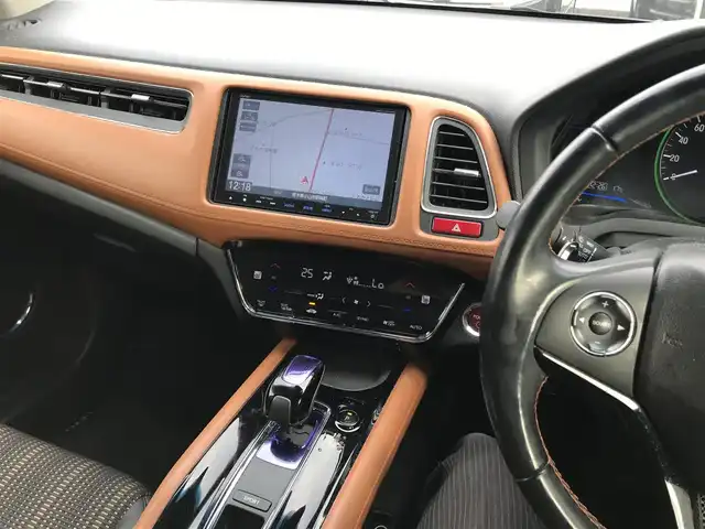 ホンダ ヴェゼル ハイブリッド Z 栃木県 2015(平27)年 14.4万km ホワイトオーキッドパール (株)IDOMが運営する【じしゃロン小山店】の自社ローン対象車両になります。こちらは現金ご利用時の価格です。/自社ローンご希望の方は別途その旨お申付け下さい。//禁煙車/純正フルセグナビ/（CD/DVD/AM/FMラジオ）/(Bluetooth)/スマートキー/プッシュスタート/バックカメラ/ＥＴＣ/クルーズコントロール/シティブレーキアクティブシステム/ルーフレール/シートヒーター/チップアップシート/ステアリングリモコン/電動格納ドアミラー/パワーウインドウ/オートライト/自動防眩ミラー