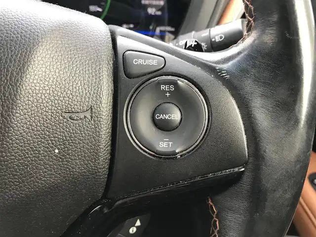 ホンダ ヴェゼル ハイブリッド Z 栃木県 2015(平27)年 14.4万km ホワイトオーキッドパール (株)IDOMが運営する【じしゃロン小山店】の自社ローン対象車両になります。こちらは現金ご利用時の価格です。/自社ローンご希望の方は別途その旨お申付け下さい。//禁煙車/純正フルセグナビ/（CD/DVD/AM/FMラジオ）/(Bluetooth)/スマートキー/プッシュスタート/バックカメラ/ＥＴＣ/クルーズコントロール/シティブレーキアクティブシステム/ルーフレール/シートヒーター/チップアップシート/ステアリングリモコン/電動格納ドアミラー/パワーウインドウ/オートライト/自動防眩ミラー