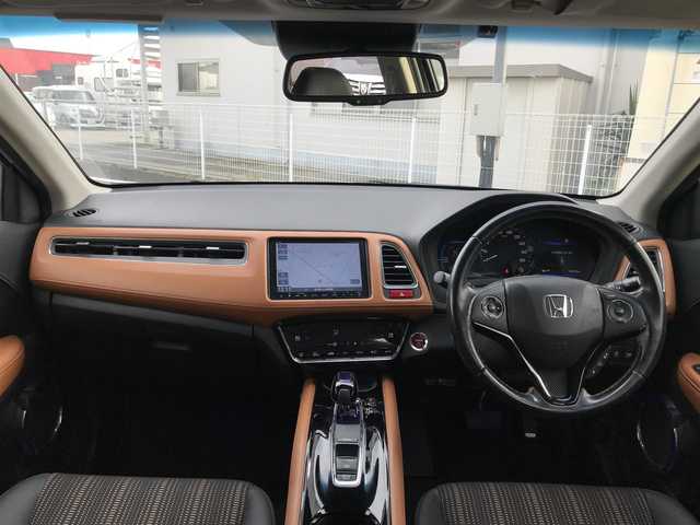 ホンダ ヴェゼル ハイブリッド Z 千葉県 2015(平27)年 14.4万km ホワイトオーキッドパール (株)IDOMが運営する【じしゃロン柏店】の自社ローン対象車両になります。こちらは現金ご利用時の価格です。/自社ローンご希望の方は別途その旨お申付け下さい。//禁煙車/純正フルセグナビ/（CD/DVD/AM/FMラジオ）/(Bluetooth)/スマートキー/プッシュスタート/バックカメラ/ＥＴＣ/クルーズコントロール/シティブレーキアクティブシステム/ルーフレール/シートヒーター/チップアップシート/ステアリングリモコン/電動格納ドアミラー/パワーウインドウ/オートライト/自動防眩ミラー