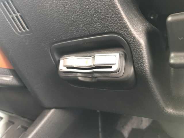 ホンダ ヴェゼル ハイブリッド Z 千葉県 2015(平27)年 14.4万km ホワイトオーキッドパール (株)IDOMが運営する【じしゃロン柏店】の自社ローン対象車両になります。こちらは現金ご利用時の価格です。/自社ローンご希望の方は別途その旨お申付け下さい。//禁煙車/純正フルセグナビ/（CD/DVD/AM/FMラジオ）/(Bluetooth)/スマートキー/プッシュスタート/バックカメラ/ＥＴＣ/クルーズコントロール/シティブレーキアクティブシステム/ルーフレール/シートヒーター/チップアップシート/ステアリングリモコン/電動格納ドアミラー/パワーウインドウ/オートライト/自動防眩ミラー