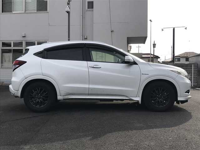 ホンダ ヴェゼル ハイブリッド Z 千葉県 2015(平27)年 14.4万km ホワイトオーキッドパール (株)IDOMが運営する【じしゃロン柏店】の自社ローン対象車両になります。こちらは現金ご利用時の価格です。/自社ローンご希望の方は別途その旨お申付け下さい。//禁煙車/純正フルセグナビ/（CD/DVD/AM/FMラジオ）/(Bluetooth)/スマートキー/プッシュスタート/バックカメラ/ＥＴＣ/クルーズコントロール/シティブレーキアクティブシステム/ルーフレール/シートヒーター/チップアップシート/ステアリングリモコン/電動格納ドアミラー/パワーウインドウ/オートライト/自動防眩ミラー