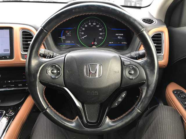 ホンダ ヴェゼル ハイブリッド Z 千葉県 2015(平27)年 14.4万km ホワイトオーキッドパール (株)IDOMが運営する【じしゃロン柏店】の自社ローン対象車両になります。こちらは現金ご利用時の価格です。/自社ローンご希望の方は別途その旨お申付け下さい。//禁煙車/純正フルセグナビ/（CD/DVD/AM/FMラジオ）/(Bluetooth)/スマートキー/プッシュスタート/バックカメラ/ＥＴＣ/クルーズコントロール/シティブレーキアクティブシステム/ルーフレール/シートヒーター/チップアップシート/ステアリングリモコン/電動格納ドアミラー/パワーウインドウ/オートライト/自動防眩ミラー