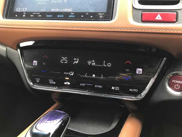 ホンダ ヴェゼル ハイブリッド Z 千葉県 2015(平27)年 14.4万km ホワイトオーキッドパール (株)IDOMが運営する【じしゃロン柏店】の自社ローン対象車両になります。こちらは現金ご利用時の価格です。/自社ローンご希望の方は別途その旨お申付け下さい。//禁煙車/純正フルセグナビ/（CD/DVD/AM/FMラジオ）/(Bluetooth)/スマートキー/プッシュスタート/バックカメラ/ＥＴＣ/クルーズコントロール/シティブレーキアクティブシステム/ルーフレール/シートヒーター/チップアップシート/ステアリングリモコン/電動格納ドアミラー/パワーウインドウ/オートライト/自動防眩ミラー