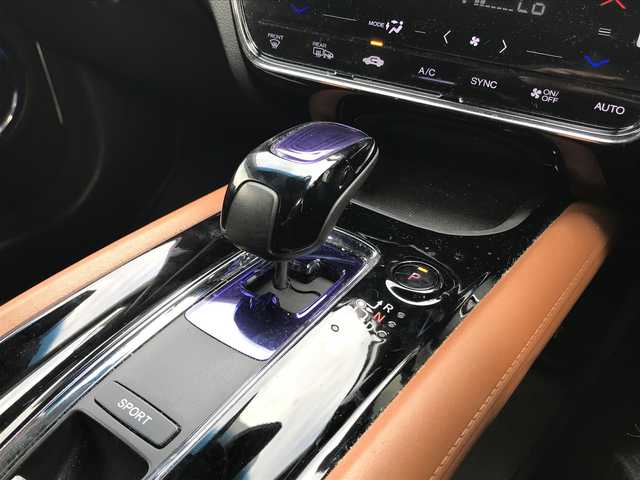 ホンダ ヴェゼル ハイブリッド Z 千葉県 2015(平27)年 14.4万km ホワイトオーキッドパール (株)IDOMが運営する【じしゃロン柏店】の自社ローン対象車両になります。こちらは現金ご利用時の価格です。/自社ローンご希望の方は別途その旨お申付け下さい。//禁煙車/純正フルセグナビ/（CD/DVD/AM/FMラジオ）/(Bluetooth)/スマートキー/プッシュスタート/バックカメラ/ＥＴＣ/クルーズコントロール/シティブレーキアクティブシステム/ルーフレール/シートヒーター/チップアップシート/ステアリングリモコン/電動格納ドアミラー/パワーウインドウ/オートライト/自動防眩ミラー