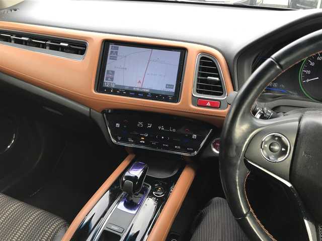 ホンダ ヴェゼル ハイブリッド Z 千葉県 2015(平27)年 14.4万km ホワイトオーキッドパール (株)IDOMが運営する【じしゃロン柏店】の自社ローン対象車両になります。こちらは現金ご利用時の価格です。/自社ローンご希望の方は別途その旨お申付け下さい。//禁煙車/純正フルセグナビ/（CD/DVD/AM/FMラジオ）/(Bluetooth)/スマートキー/プッシュスタート/バックカメラ/ＥＴＣ/クルーズコントロール/シティブレーキアクティブシステム/ルーフレール/シートヒーター/チップアップシート/ステアリングリモコン/電動格納ドアミラー/パワーウインドウ/オートライト/自動防眩ミラー