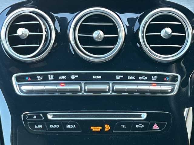 メルセデス・ベンツ Ｃ１８０ ローレウスエディション 埼玉県 2017(平29)年 1.7万km イリジウムシルバー 純正ナビ/フルセグ/DVD/CD/BT/USB/SD/前後ドライブレコーダー　/バックカメラ/ＥＴＣ　/前席シートヒーター　/前席パワーシート　/アイドリングストップ　/パドルシフト　/ステアリングパイロット　/レーンキープアシスト　/ＢＳＭ　/ステアリングスイッチ/横滑り防止/クリアランスソナー/アクティブブレーキアシスト/スマートキー２本　/保証書　/取扱説明書