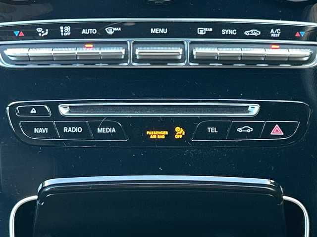 メルセデス・ベンツ Ｃ１８０ ローレウスエディション 埼玉県 2017(平29)年 1.7万km イリジウムシルバー 純正ナビ/フルセグ/DVD/CD/BT/USB/SD/前後ドライブレコーダー　/バックカメラ/ＥＴＣ　/前席シートヒーター　/前席パワーシート　/アイドリングストップ　/パドルシフト　/ステアリングパイロット　/レーンキープアシスト　/ＢＳＭ　/ステアリングスイッチ/横滑り防止/クリアランスソナー/アクティブブレーキアシスト/スマートキー２本　/保証書　/取扱説明書