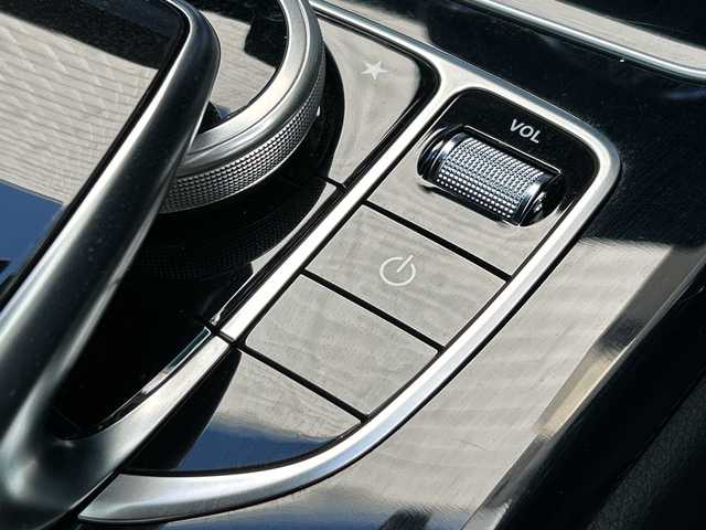 メルセデス・ベンツ Ｃ１８０ ローレウスエディション 埼玉県 2017(平29)年 1.7万km イリジウムシルバー 純正ナビ/フルセグ/DVD/CD/BT/USB/SD/前後ドライブレコーダー　/バックカメラ/ＥＴＣ　/前席シートヒーター　/前席パワーシート　/アイドリングストップ　/パドルシフト　/ステアリングパイロット　/レーンキープアシスト　/ＢＳＭ　/ステアリングスイッチ/横滑り防止/クリアランスソナー/アクティブブレーキアシスト/スマートキー２本　/保証書　/取扱説明書