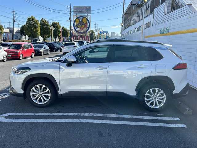 トヨタ カローラ クロス ハイブリッド S 埼玉県 2023(令5)年 2.8万km プラチナホワイトパールマイカ 純正ナビ/　(Bluetooth/DVD/USB/Miracast/FM/AM)/フルセグテレビ/全方位カメラ/ビルトインETC2.0/前方ドライブレコーダー/レーダークルーズコントロール/ブラインドスポットモニター/衝突被害軽減ブレーキ/車線逸脱警報/クリアランスソナー/電子パーキングシステム/ブレーキホールド/オートハイビーム/オートLEDライト/プッシュスタート/純正フロアマット/純正17インチアルミホイール