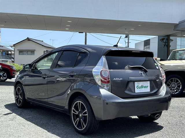 トヨタ アクア G 熊本県 2013(平25)年 10.9万km グレーメタリック 純正SDナビ(NHZD-W62G)/【フルセグTV/SD/HDD/CD/DVD/Bluetooth】/バックカメラ/コーナーセンサー(後ろ)/前席シートヒーター/オートLEDライト/社外16インチアルミホイール/ETC/ドライブレコーダー/横滑り防止装置/盗難防止装置/純正フロアマット/プッシュスタート/スマートキー/ステアリングスイッチ/ベンチシート/取扱説明書/保証書