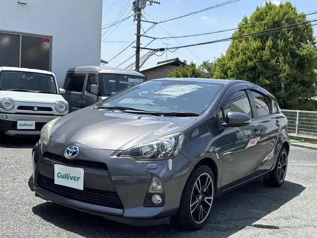 トヨタ アクア G 熊本県 2013(平25)年 10.9万km グレーメタリック 純正SDナビ(NHZD-W62G)/【フルセグTV/SD/HDD/CD/DVD/Bluetooth】/バックカメラ/コーナーセンサー(後ろ)/前席シートヒーター/オートLEDライト/社外16インチアルミホイール/ETC/ドライブレコーダー/横滑り防止装置/盗難防止装置/純正フロアマット/プッシュスタート/スマートキー/ステアリングスイッチ/ベンチシート/取扱説明書/保証書