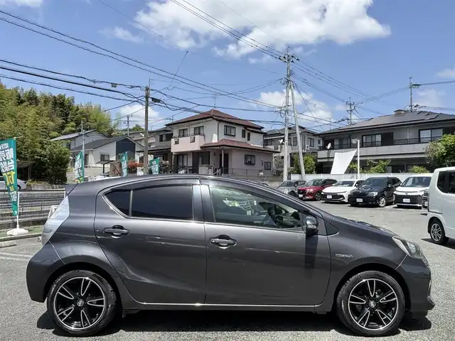 トヨタ アクア G 熊本県 2013(平25)年 10.9万km グレーメタリック 純正SDナビ(NHZD-W62G)/【フルセグTV/SD/HDD/CD/DVD/Bluetooth】/バックカメラ/コーナーセンサー(後ろ)/前席シートヒーター/オートLEDライト/社外16インチアルミホイール/ETC/ドライブレコーダー/横滑り防止装置/盗難防止装置/純正フロアマット/プッシュスタート/スマートキー/ステアリングスイッチ/ベンチシート/取扱説明書/保証書