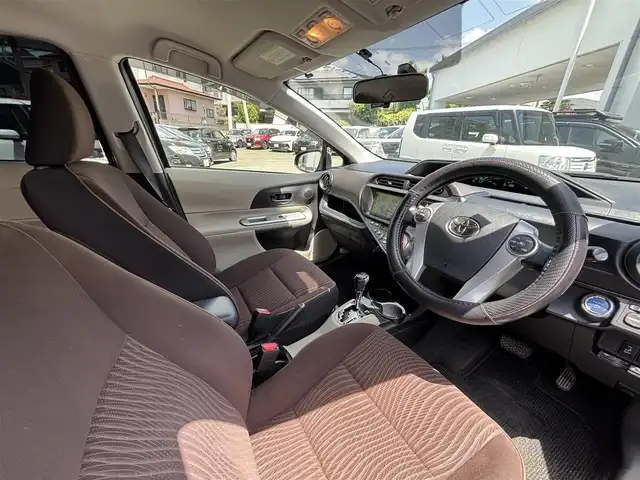 トヨタ アクア G 熊本県 2013(平25)年 10.9万km グレーメタリック 純正SDナビ(NHZD-W62G)/【フルセグTV/SD/HDD/CD/DVD/Bluetooth】/バックカメラ/コーナーセンサー(後ろ)/前席シートヒーター/オートLEDライト/社外16インチアルミホイール/ETC/ドライブレコーダー/横滑り防止装置/盗難防止装置/純正フロアマット/プッシュスタート/スマートキー/ステアリングスイッチ/ベンチシート/取扱説明書/保証書